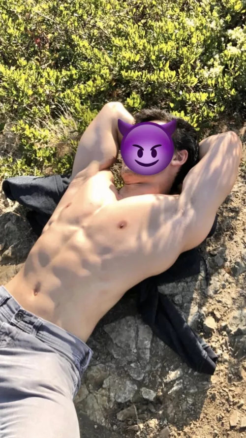 Making sure my clean shaven pits are seen on this hiking trail 😈😈