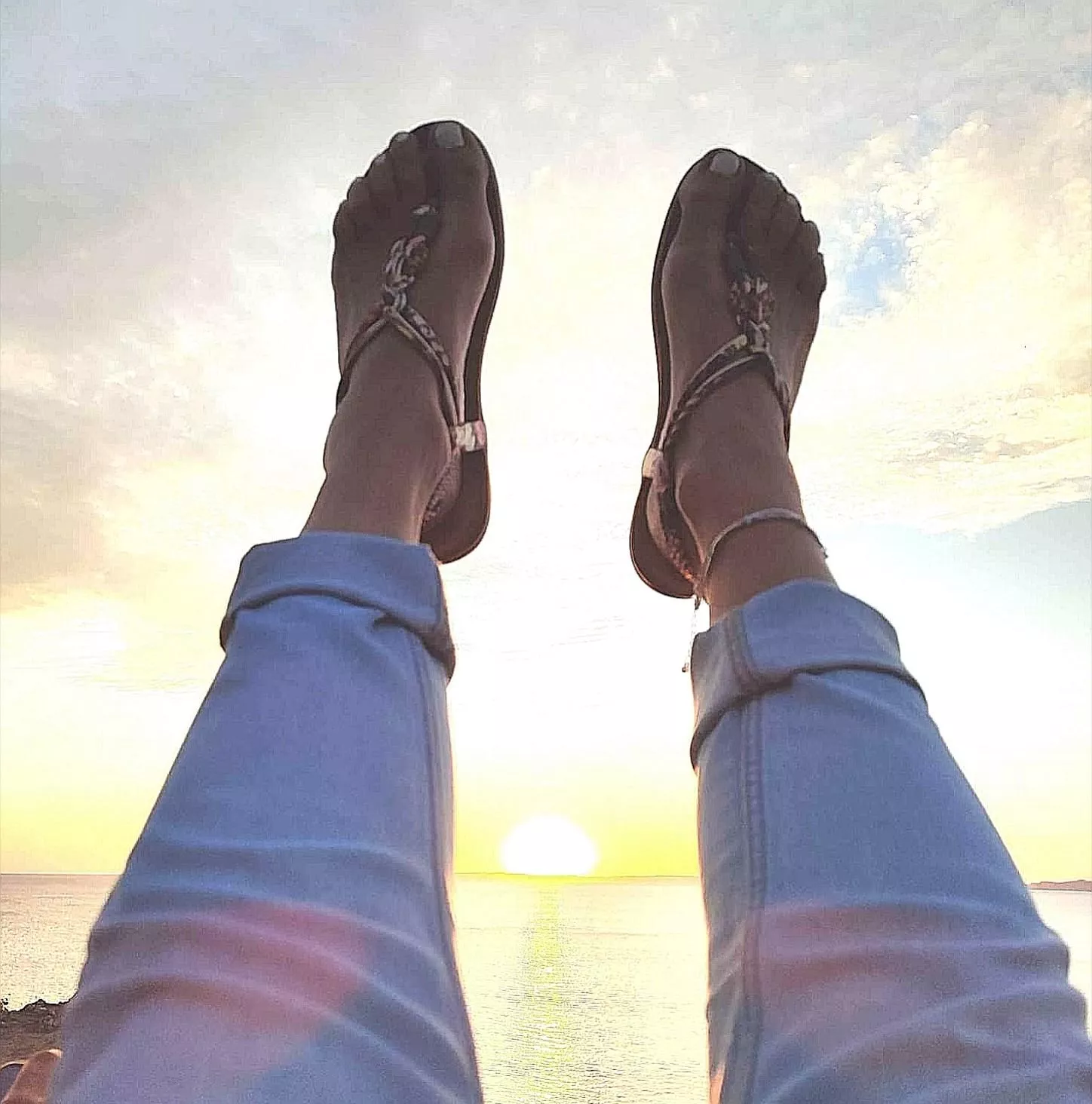 Pieds en l'air avec de jolies sandales....😍