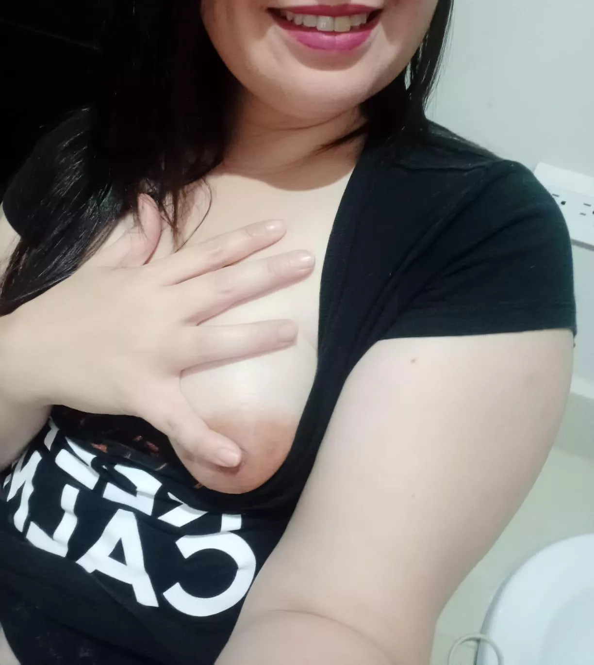 Red lips and big areolas 💜