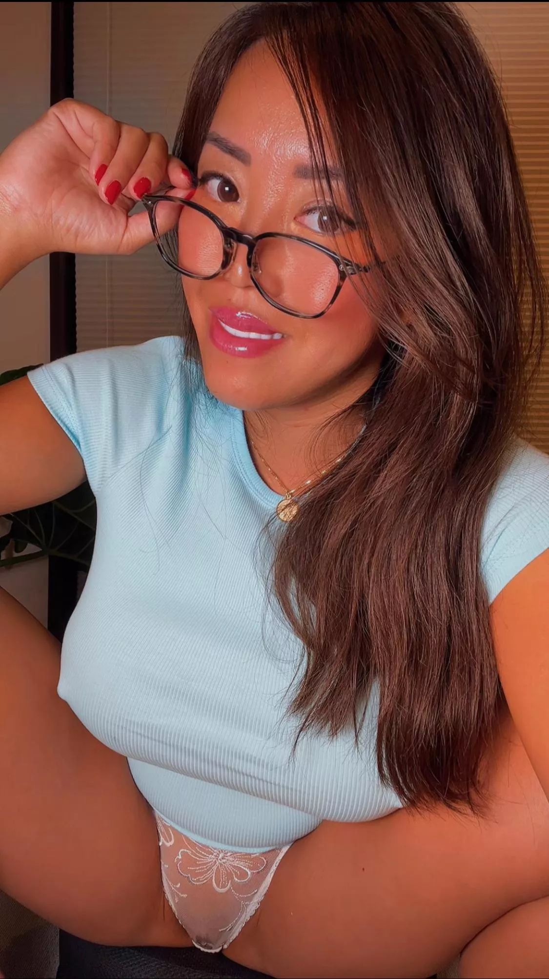 Rolling onto your feed to prove my body is breeding worthy 