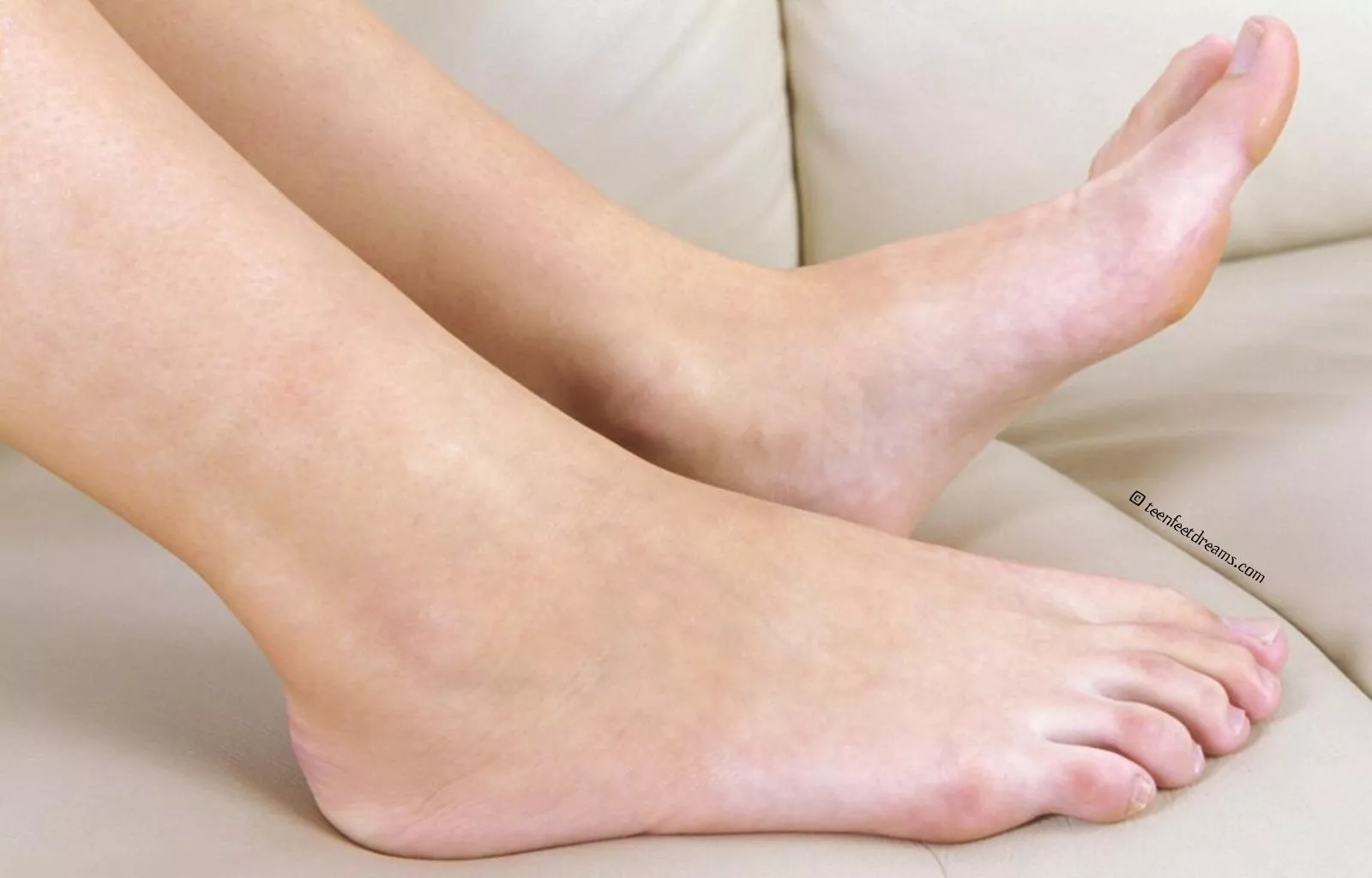 Size 10 feet of Aneta 18 y.o. 