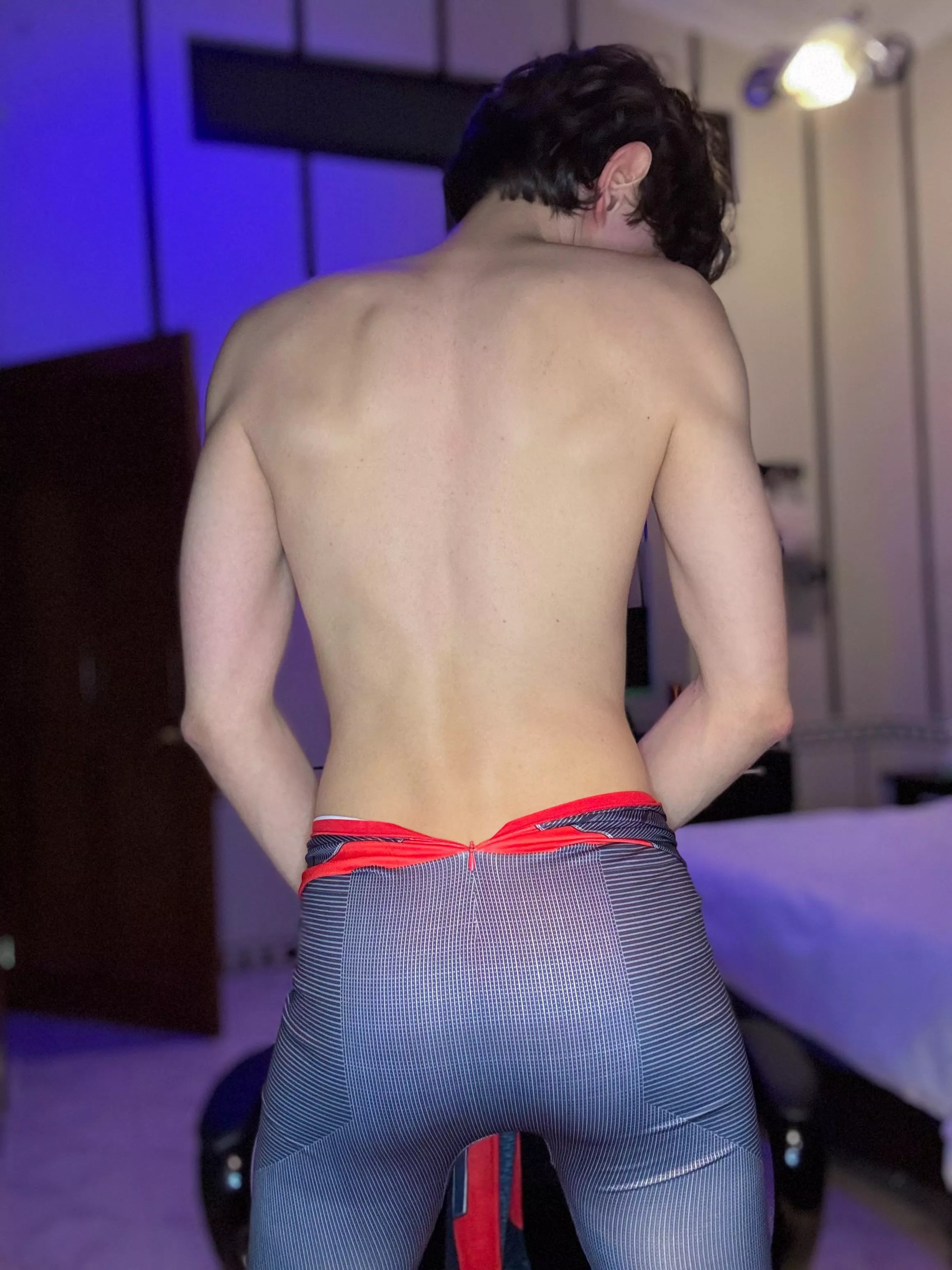 @TwinkBoyLeon [19] Would you breed Peter Parker? 👉🏻👈🏻