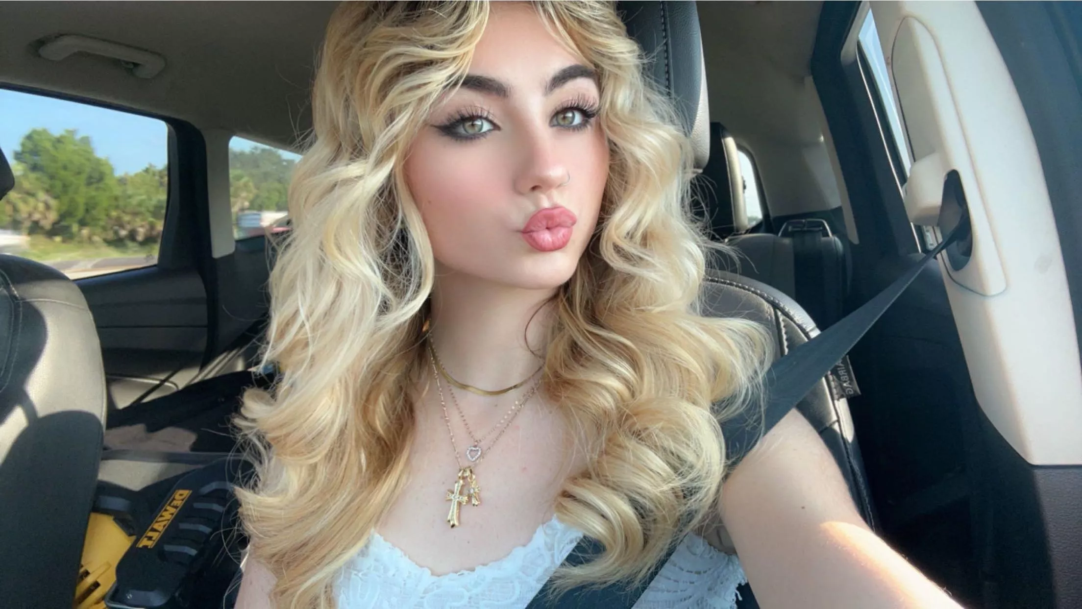 your average gurl in on make up