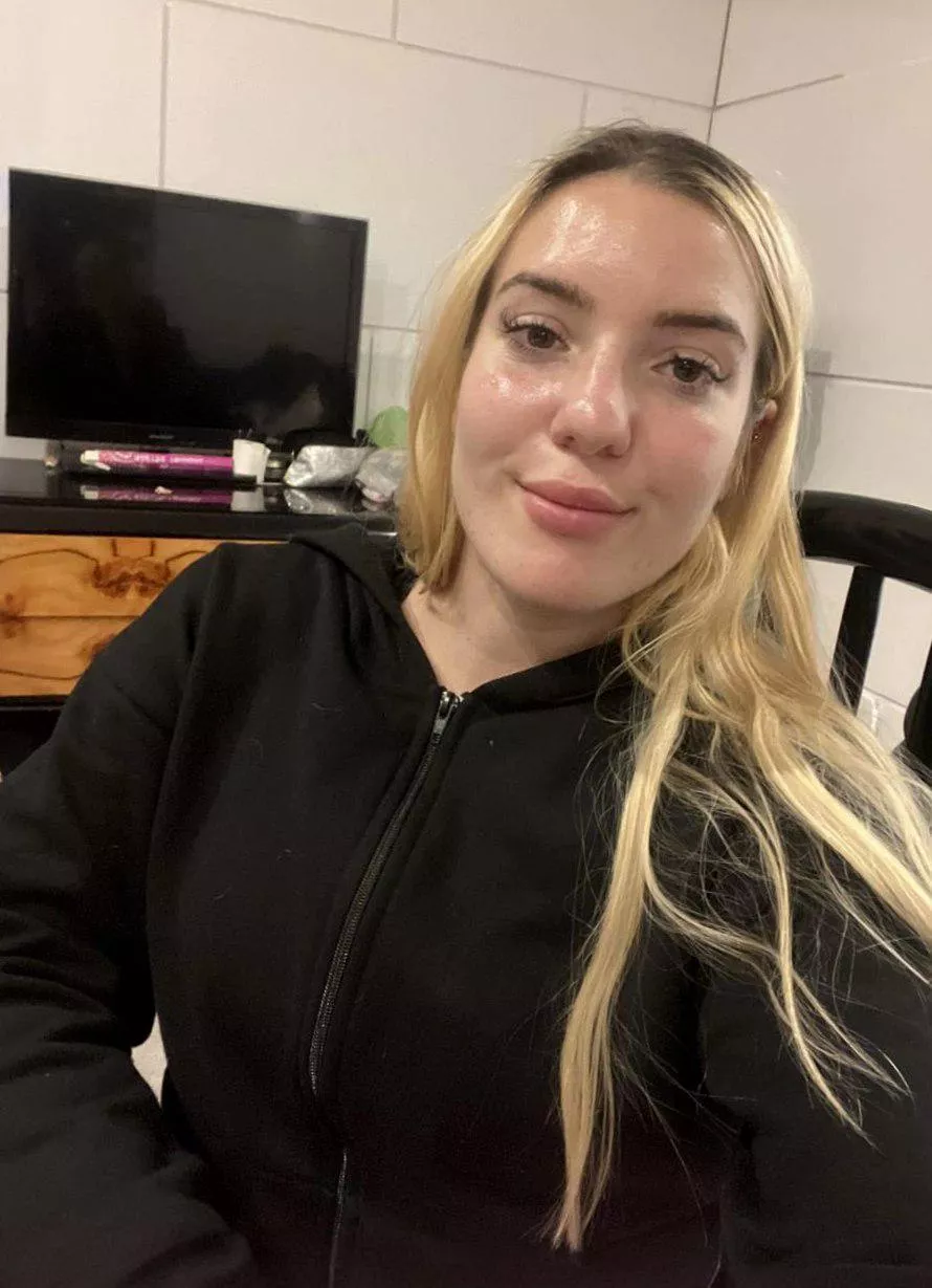 Just a playful 19 F wanting to see who’s in the mood for a little excitement! nwa