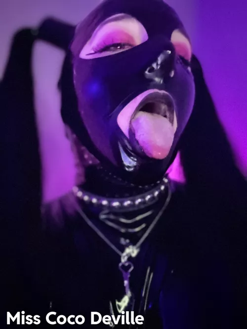 Latex pigtail hood 