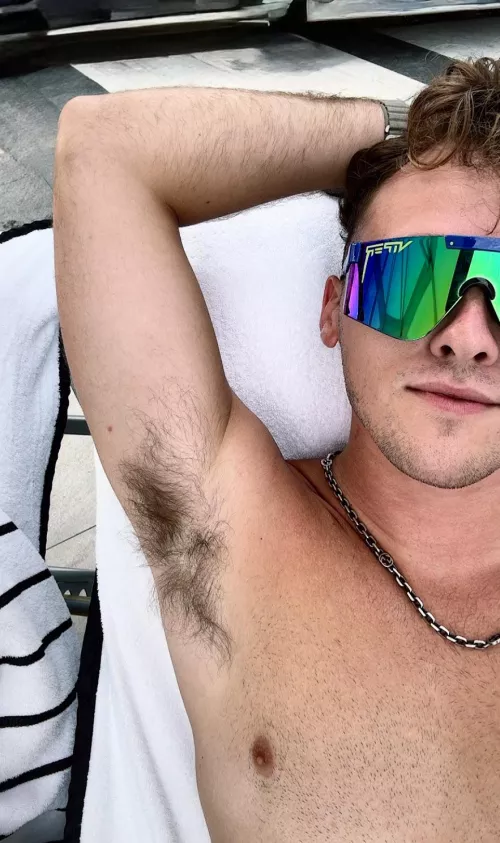 The sight of his pits always gets me going 😮‍💨