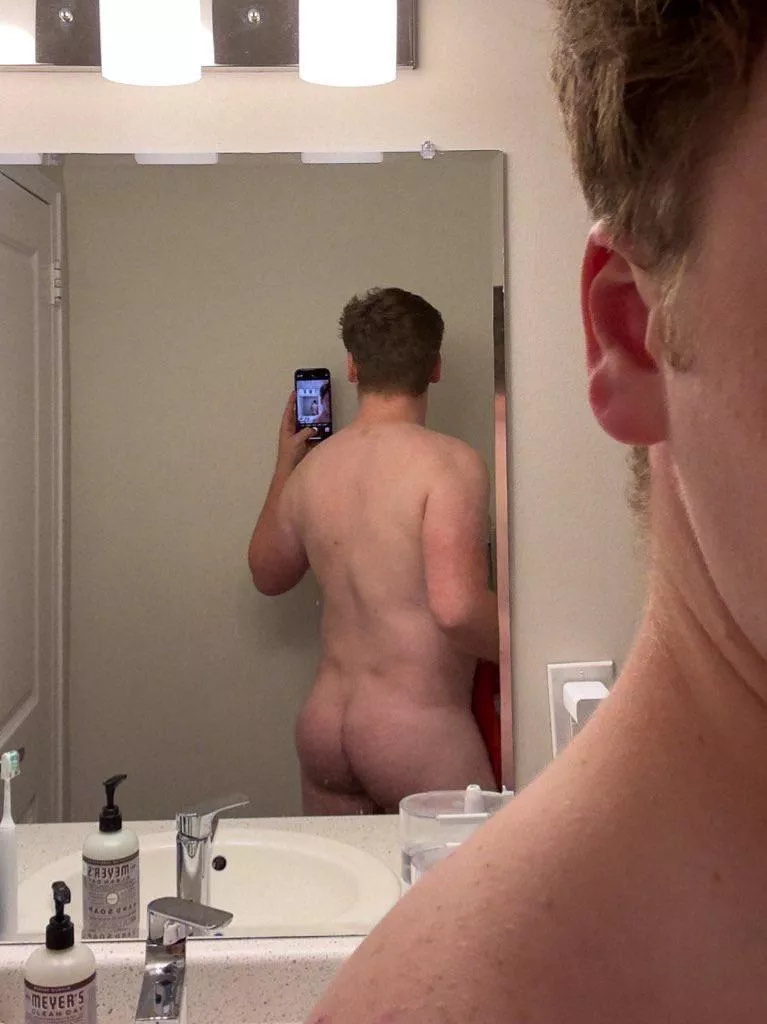 Walked by the mirror naked and thought my ass looked really good 🤤 [27]