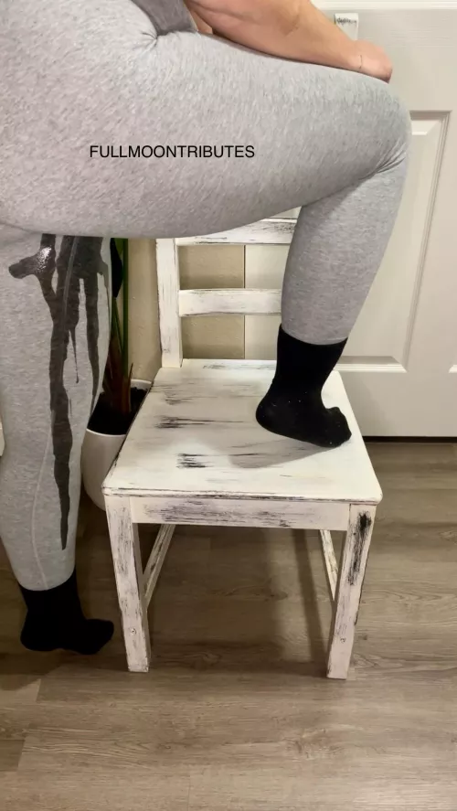 Wetting my leggings always feels so good, I love the sensation of warm piss running down my pants