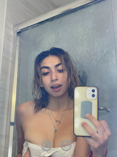 Who's ready for a little sneak peek at my lovely tits? 💋