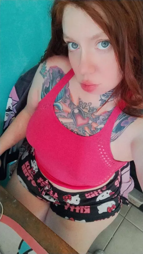 working a little on the computer from home, the best thing is that I can dress however I want (F)