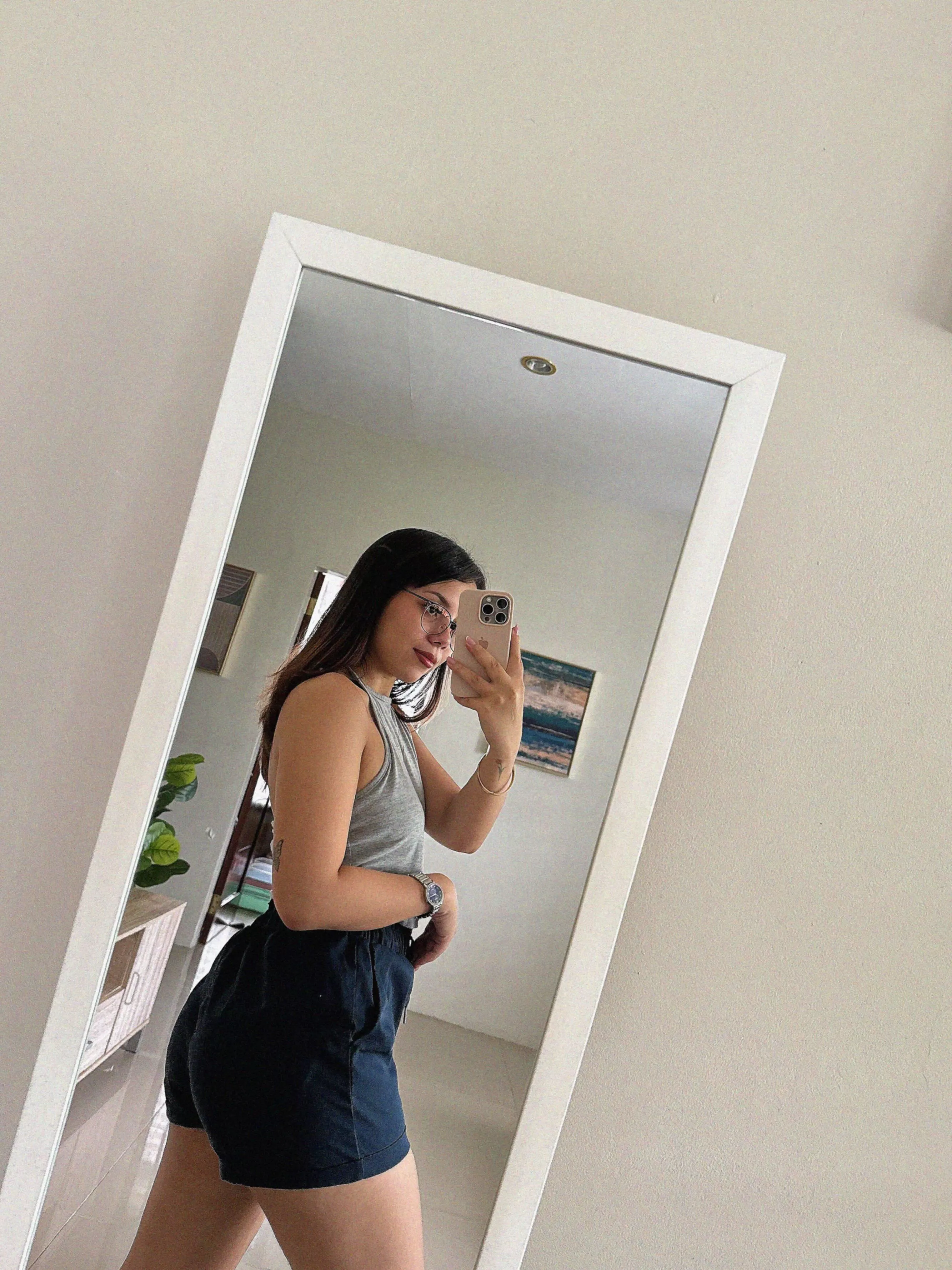 19F naughty college girl isn't afraid to be a little scandalous