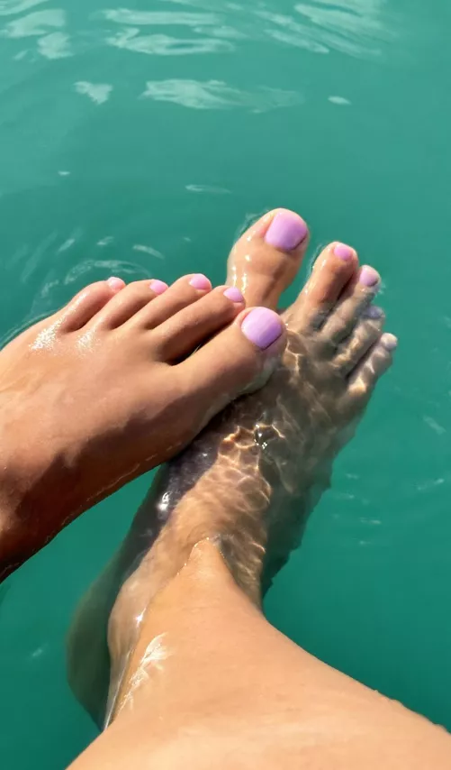 Looking for someone to suck my toes and lick my soles
