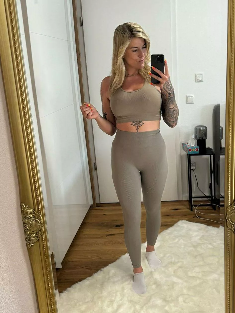 Am i looking good in this leggings? :)