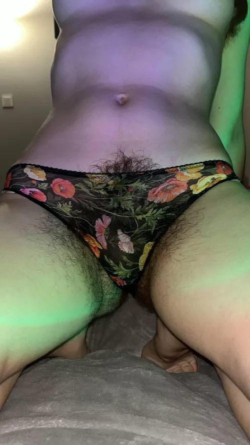 Juicy pussy and a huge bush is the best combo