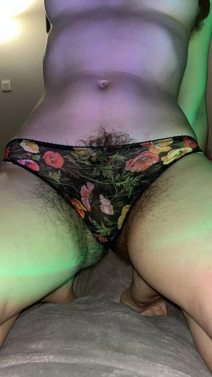 Juicy pussy and a huge bush is the best combo