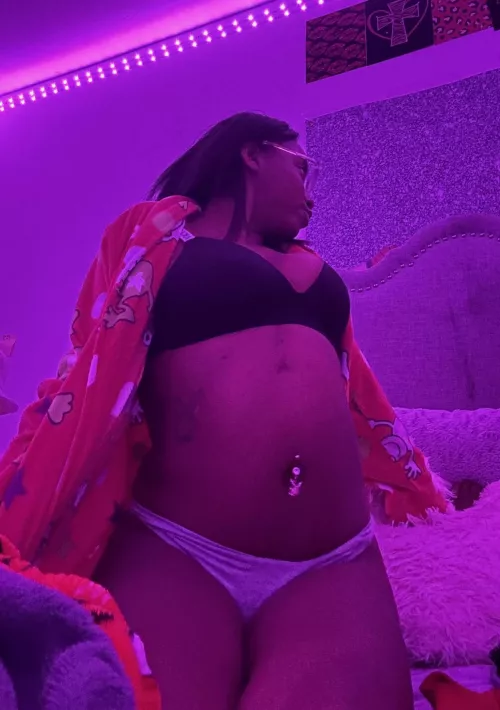 Need me an older guy who can put up w a college girl🤷🏾‍♀️