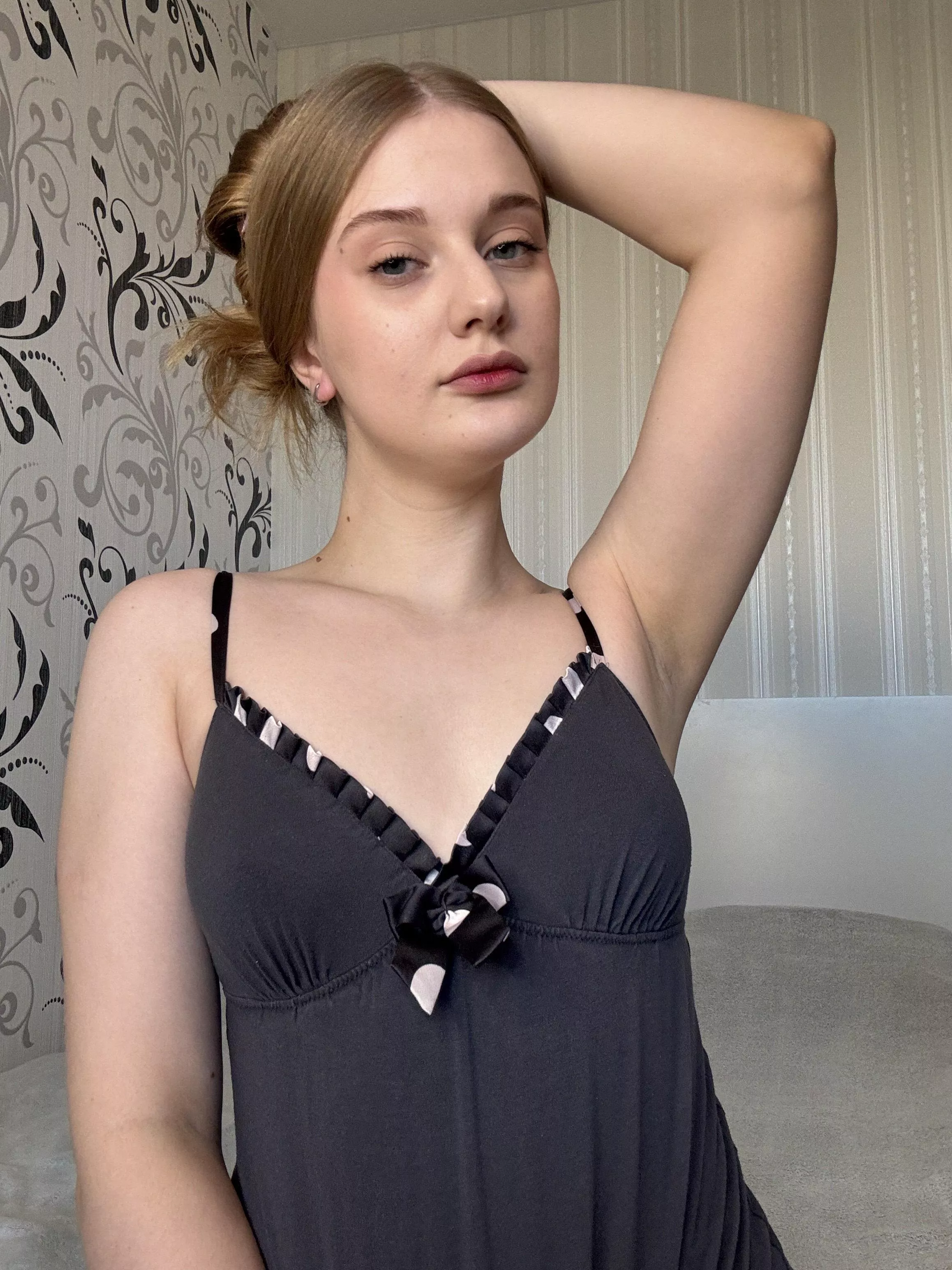 Sniff my armpits while you make me cum