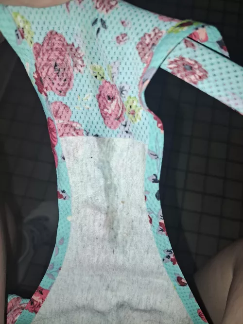 Just a dollop of trippy hippie milf milk🥛 on my brand new panties 😈 I'm taking volunteers to clean em 😉 