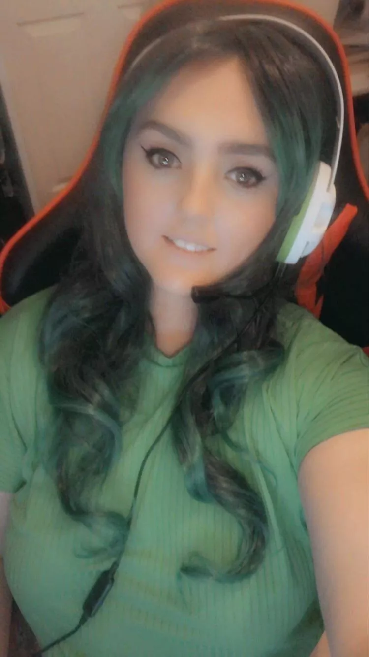 Chilled gaming Saturdays make me smile. What makes you smile?