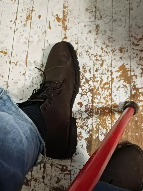 7ft tall man, would you worship a boot this large?