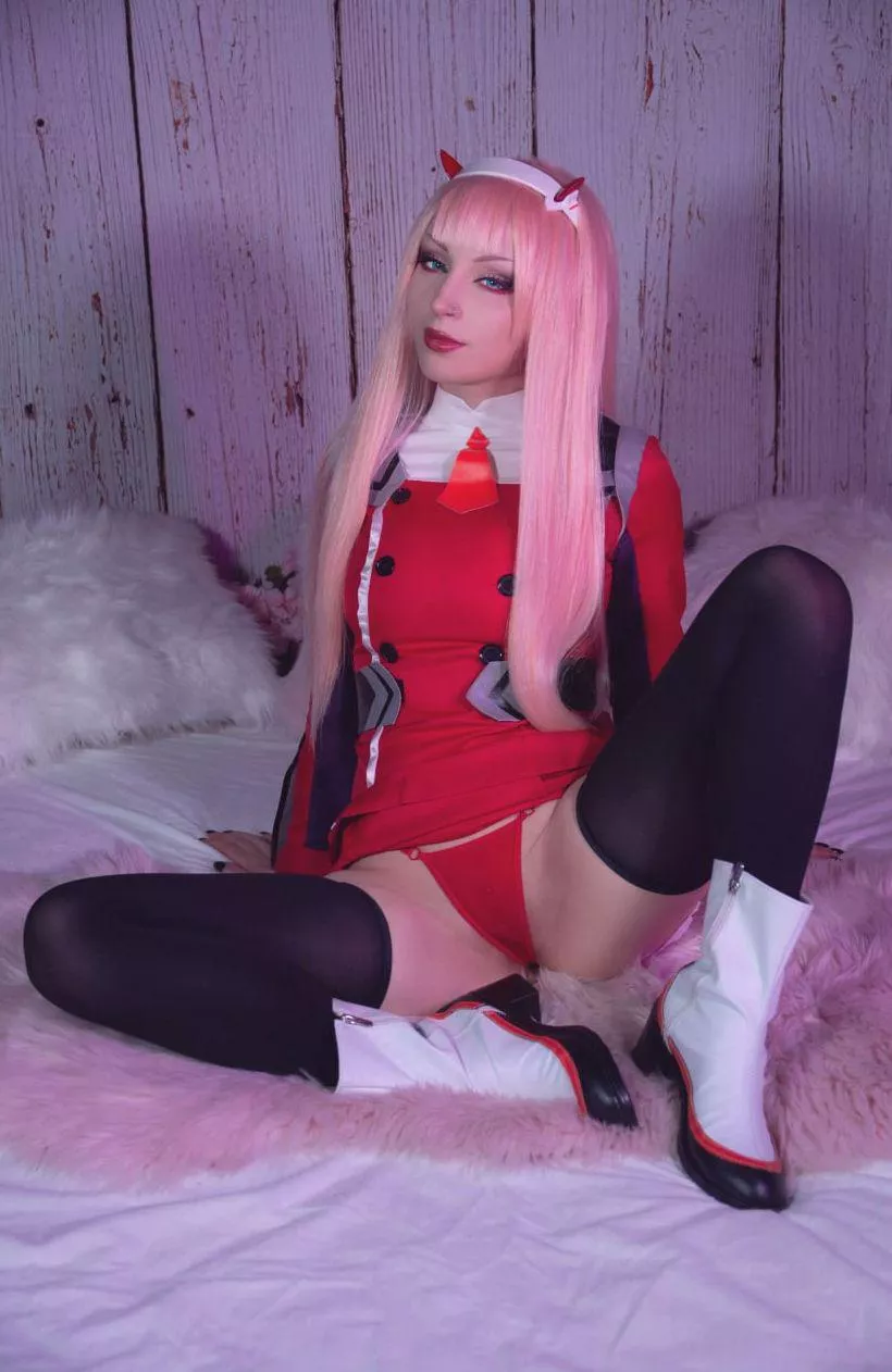 Zero Two cosplay by (Shiroktsne) 