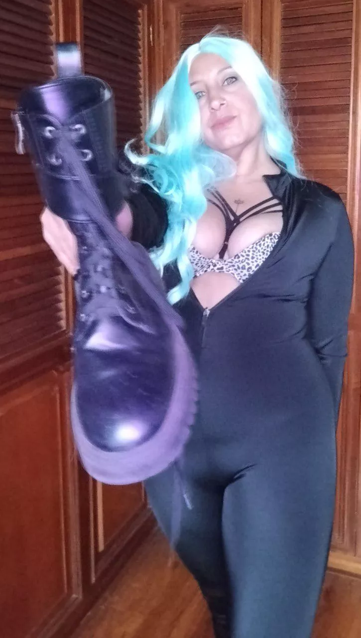 Come here loser, kneel down and serve your goddess. ⛓️👠
