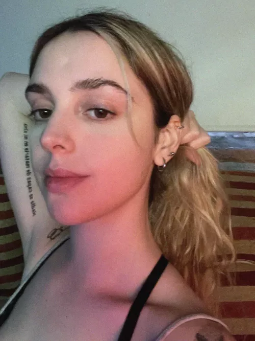 18F College girl here, tired of pulling my own ponytail😔