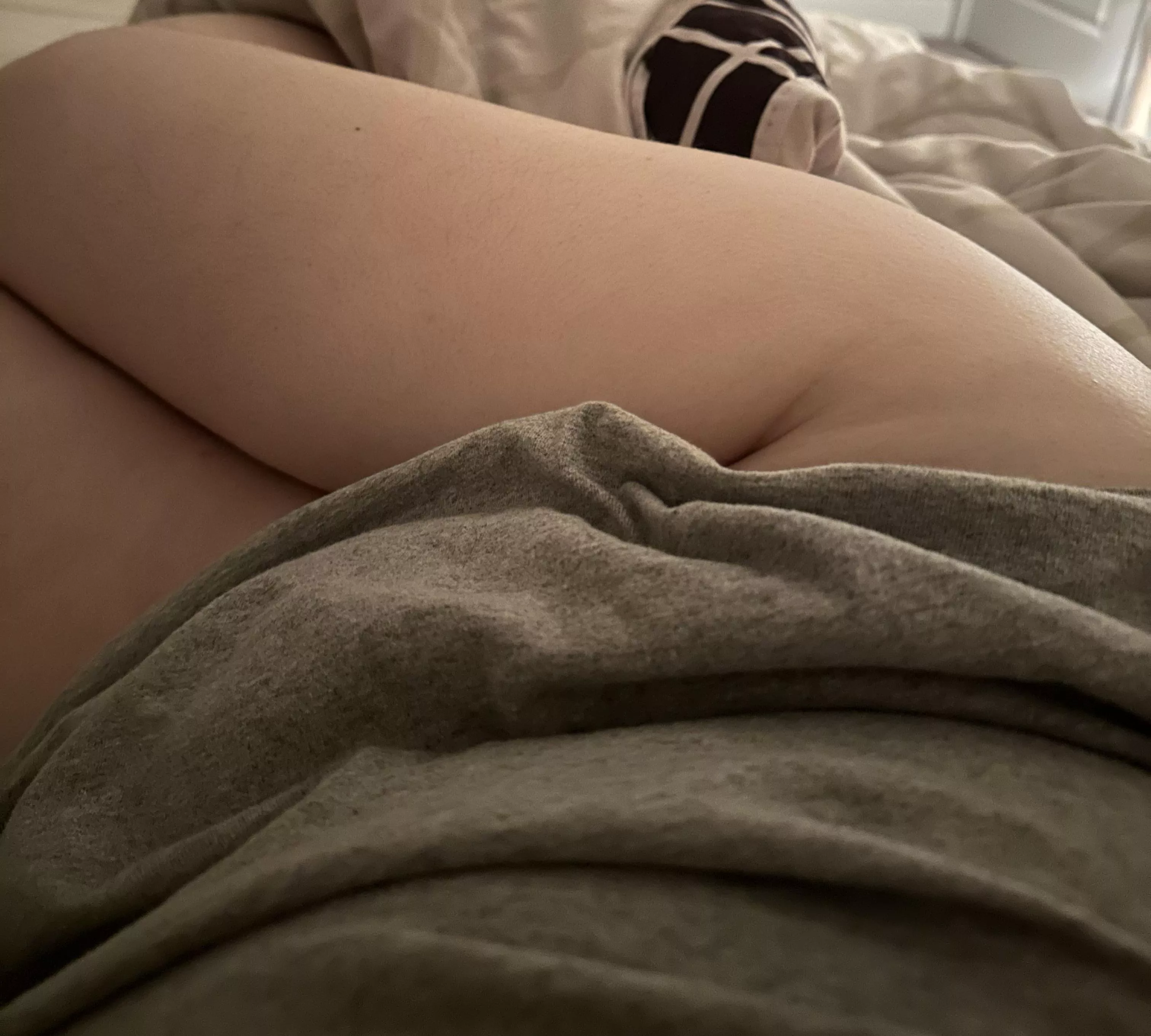 anyone awake and wanna chat? F4a 🥹👸🏻 