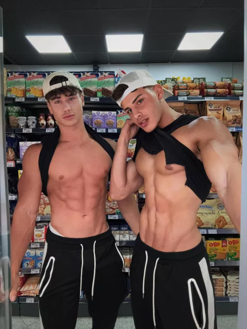 Tell me if you like our bodies, I'm the one on the right
Who do you like more?