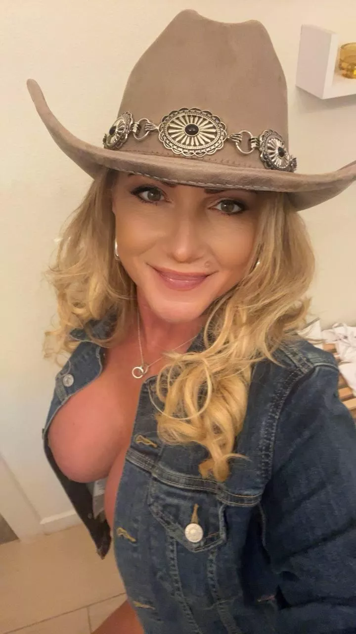 This Grandma is off to be naughty, you in?