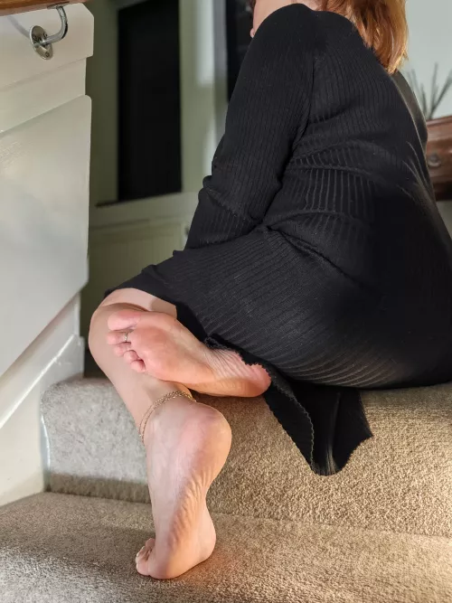 I love this pose - you can lick my feet, I can suck an alpha's cock 🥰
