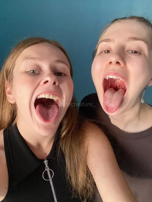 Tiny, come here! The goddesses are very hungry!