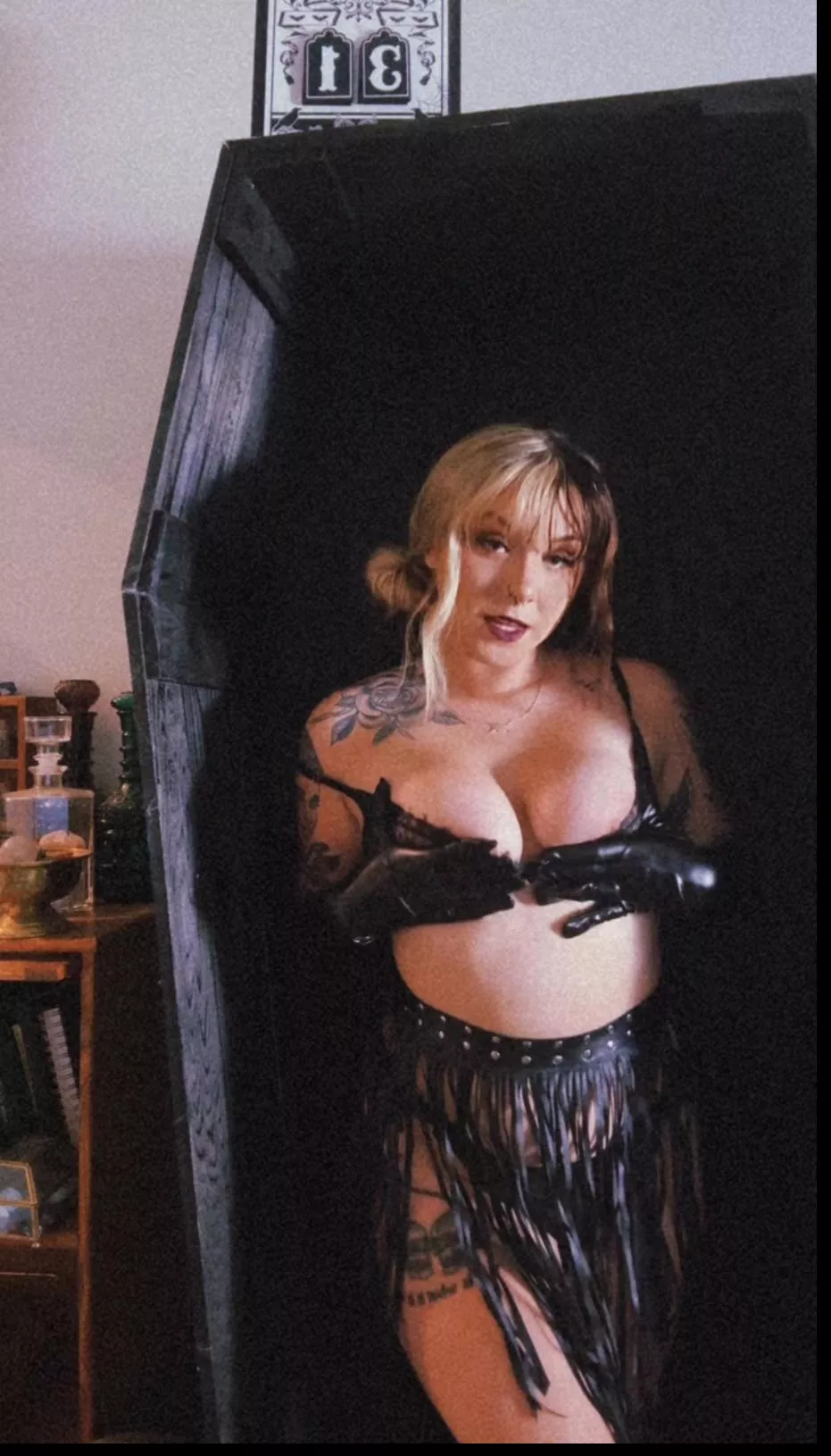 Trying to keep them in 🫣🖤🤍