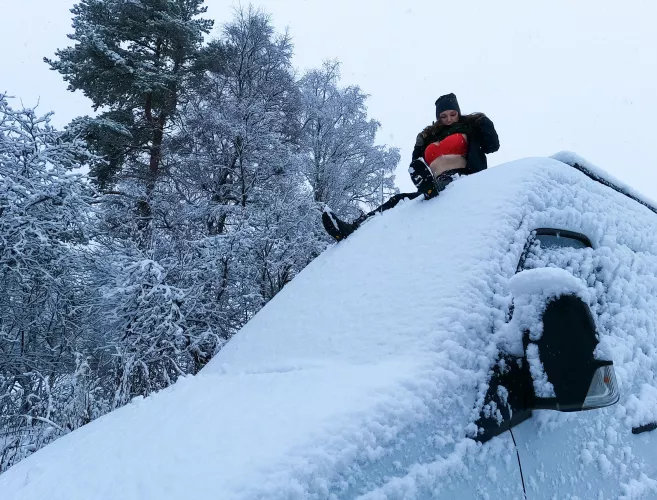 It looks like vanlife season is over, since it's way too much work to reveal any bare skin. Have a good winter rest dear Slutmobile ❣️ 