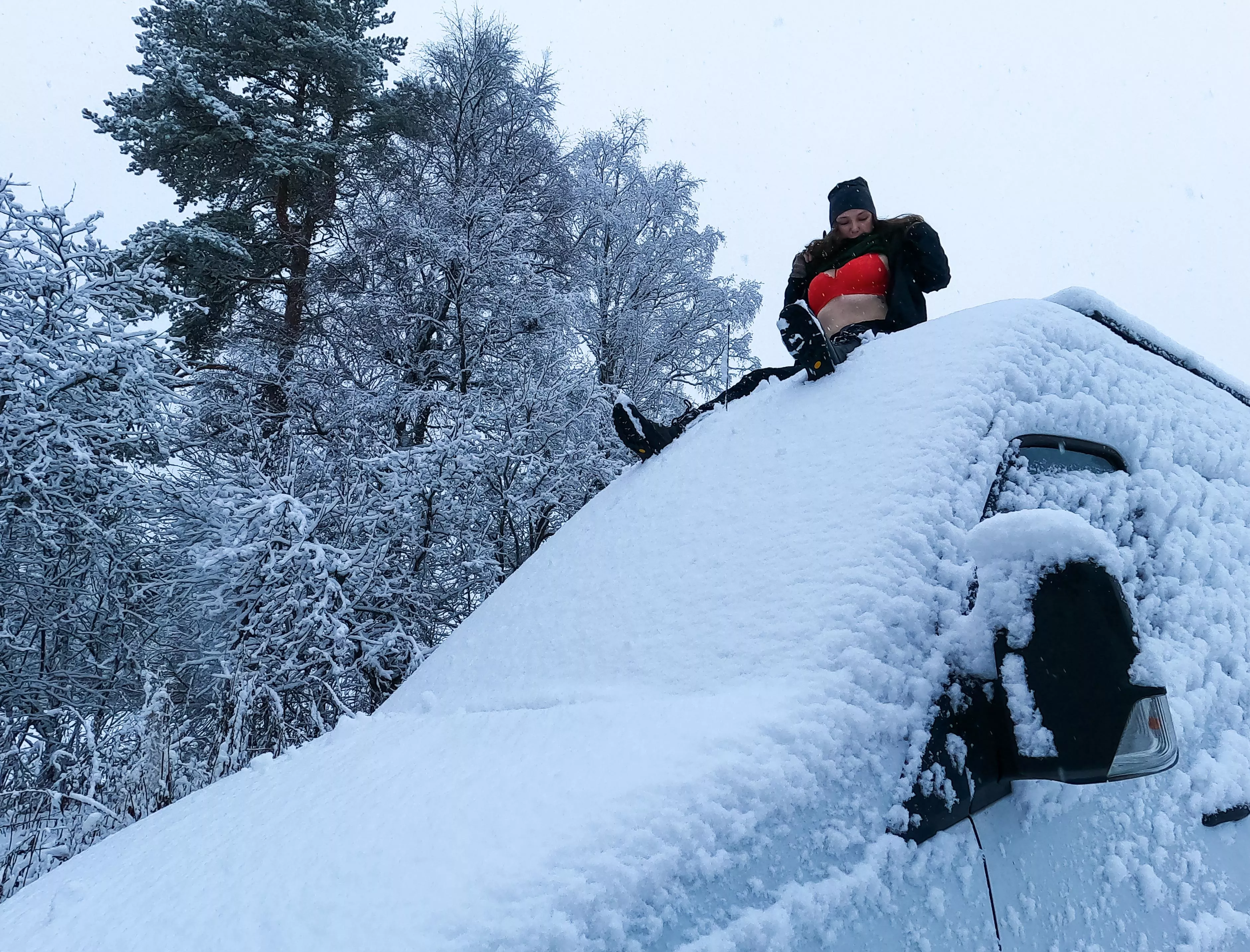 It looks like vanlife season is over, since it's way too much work to reveal any bare skin. Have a good winter rest dear Slutmobile ❣️ 