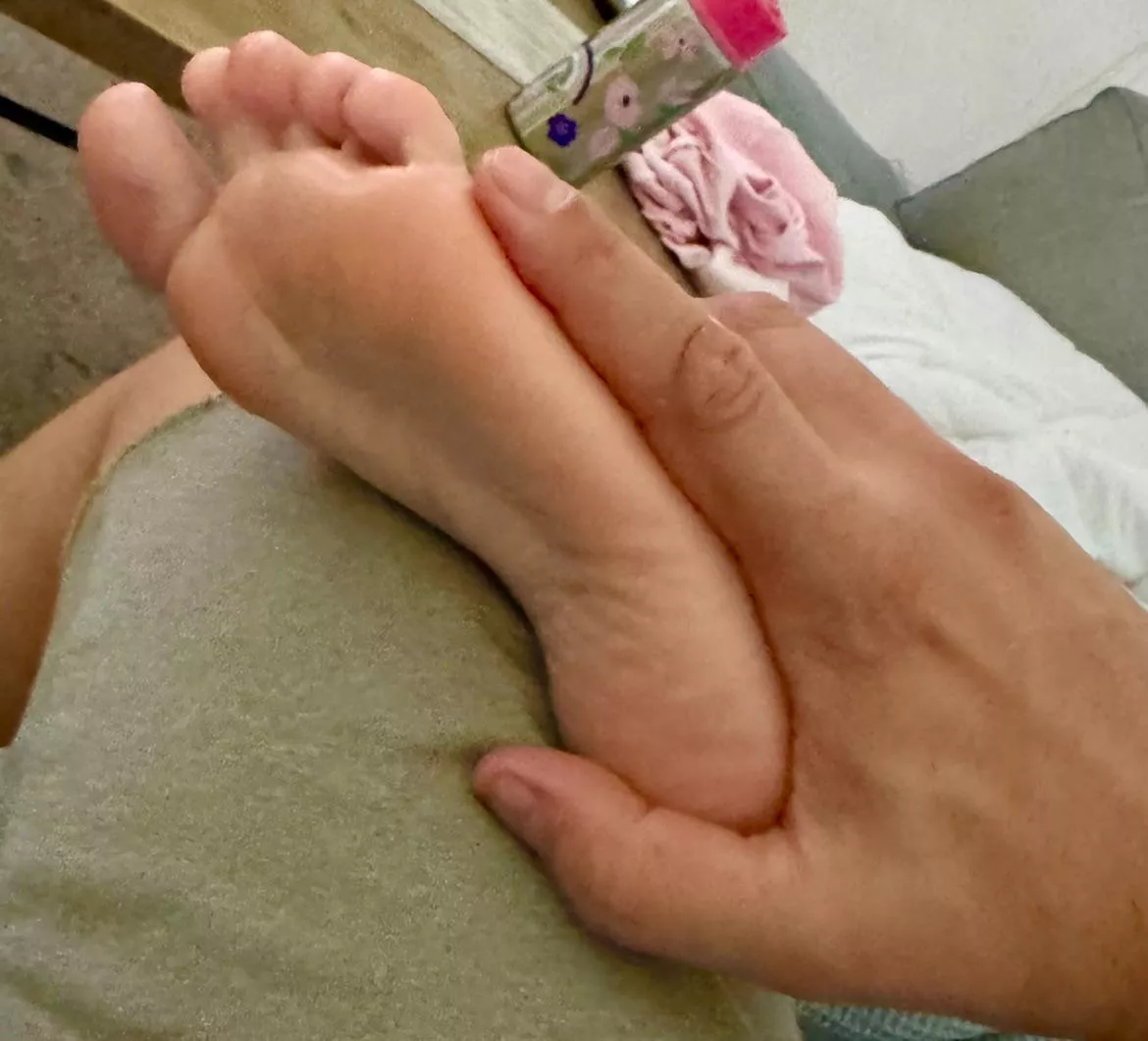 My dick size foot in my husband's hand 😅 (3.5us)