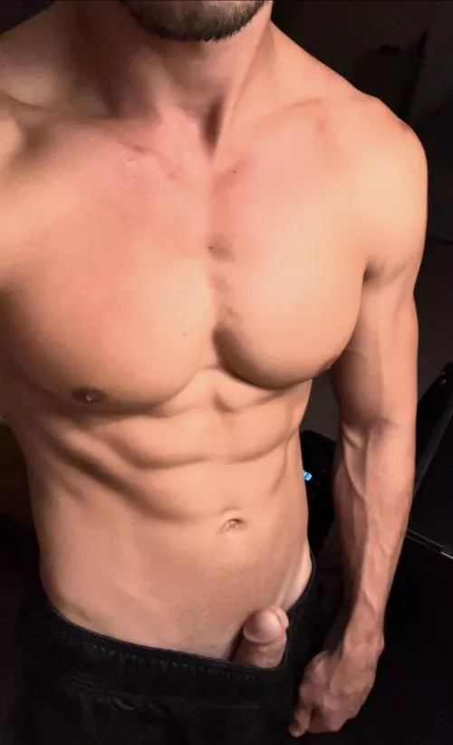 [23] Ich hoffe, dass du mit harten Muskeln und einem superharten Penis zurechtkommst 🥰😈