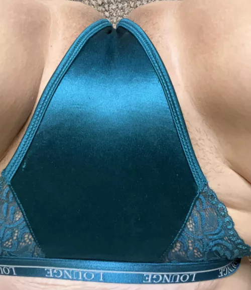 Flashing a little turquoise satin 😋