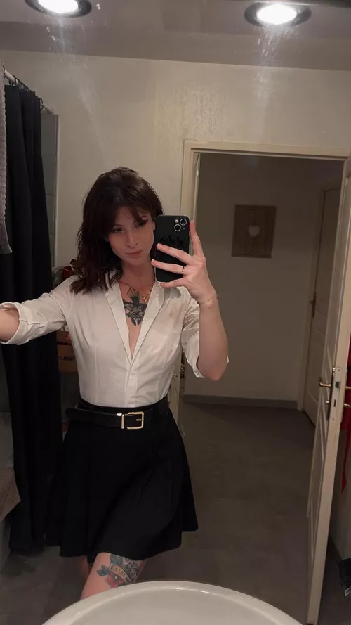 Je t'attends avec ma petite jupette.