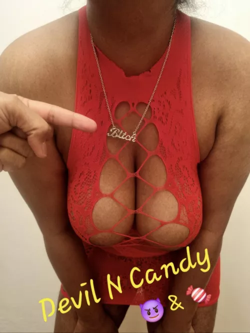 Attention seeking Hotwife 🔥 How's my cleavage ? 😋😋🔥🔥