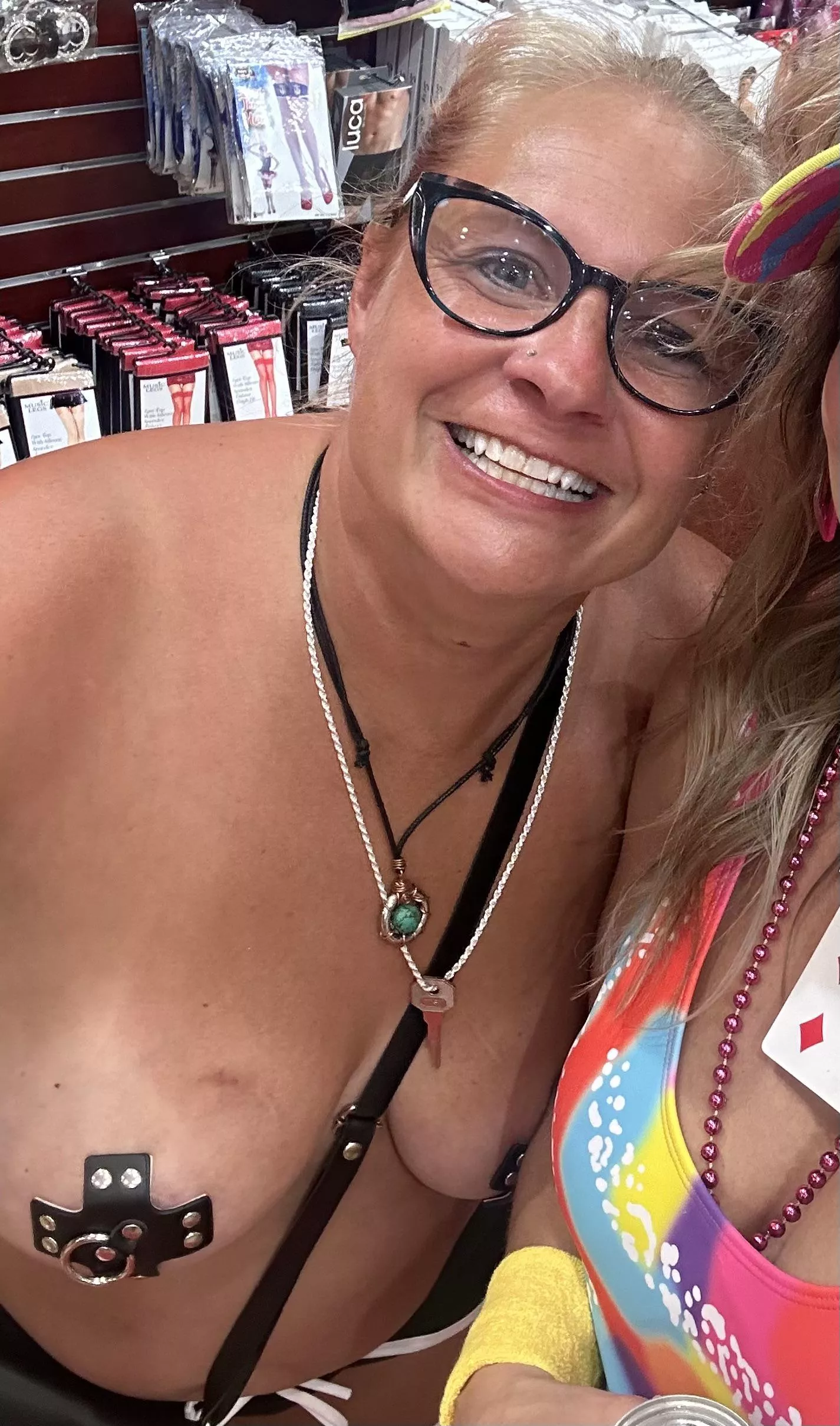 Hotwife showing the key at Fantasy Fest