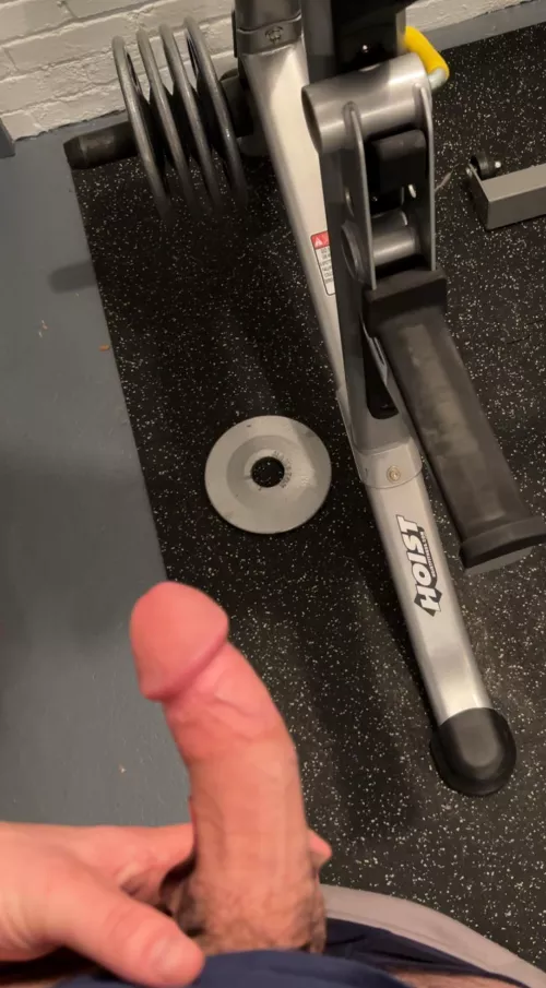 Looking for someone to suck me off between sets