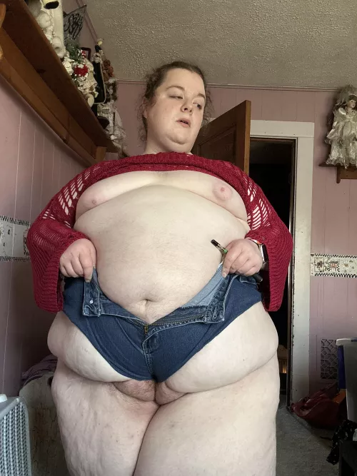 She wanted to pop out and say hi 🤭🐈