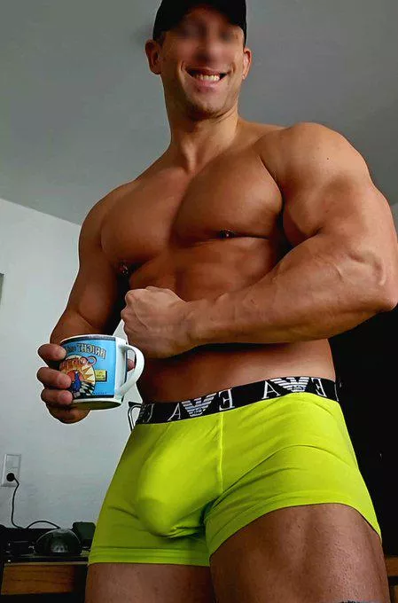 Bulging boss after a nice cashfuck. Guess who´s jealous.