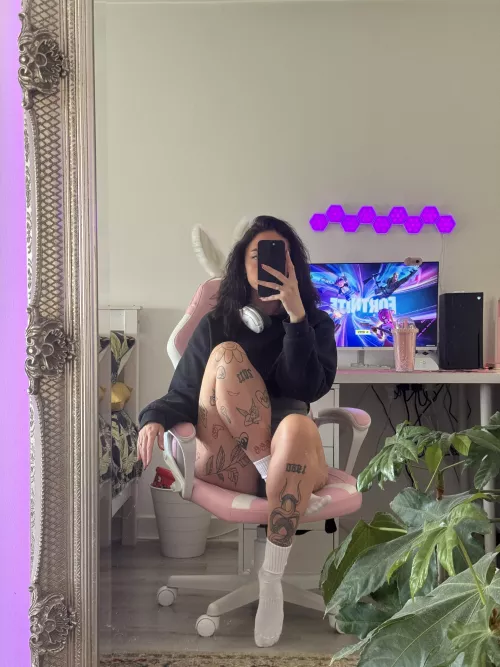 LoserGamerGal over on Twitch! New Fortnite season :)