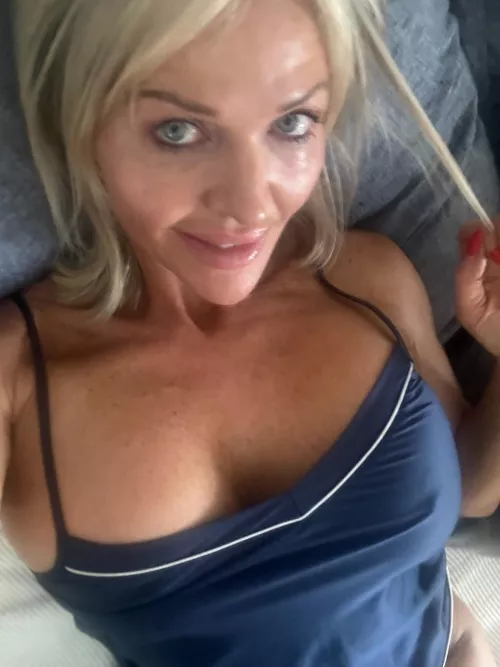 41 [F4MF] Looking for a threesome with a lovely couple in CT. I bet you can learn a lot from this MILF.
