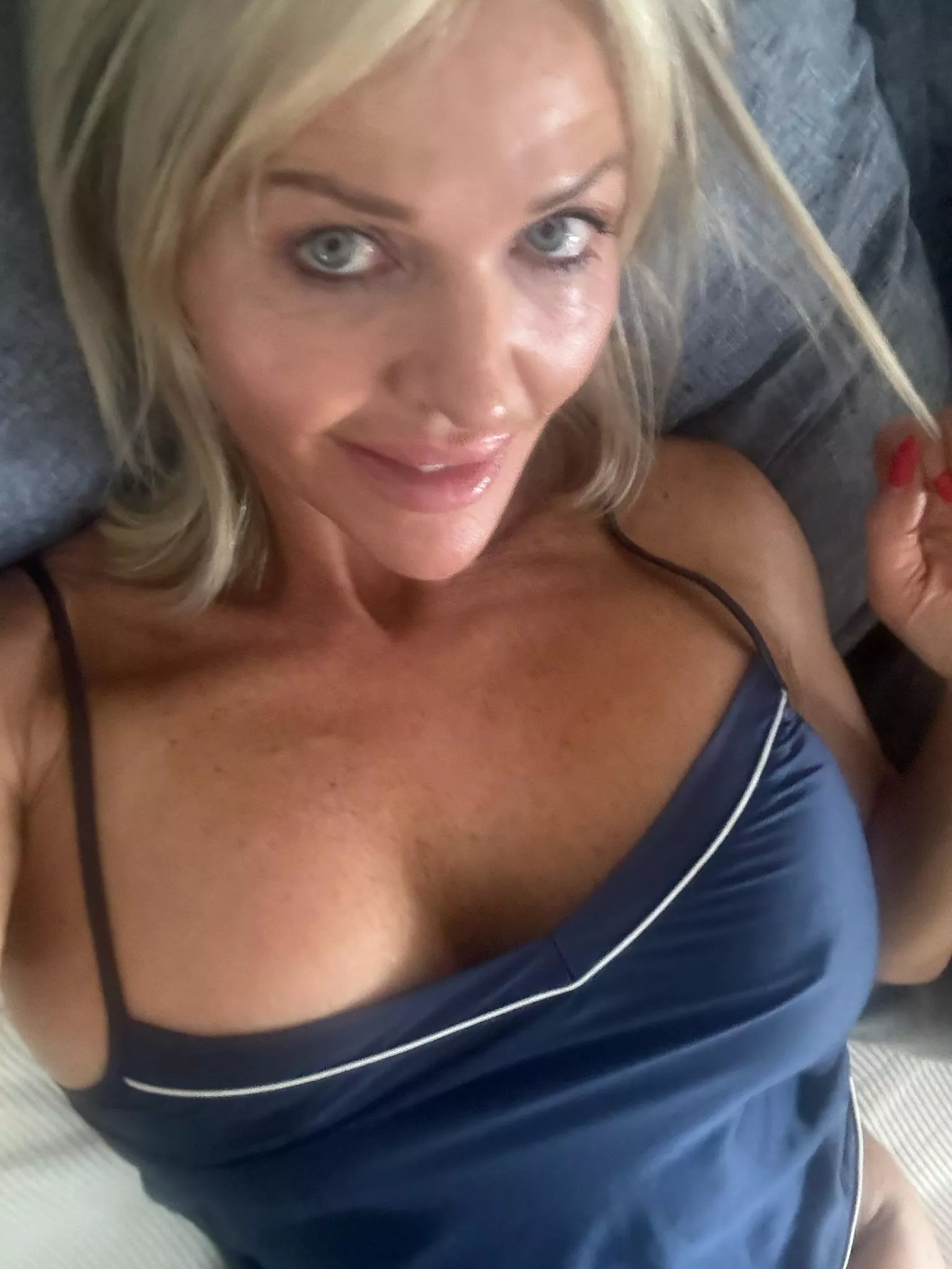 41 [F4MF] Looking for a threesome with a lovely couple in CT. I bet you can learn a lot from this MILF.
