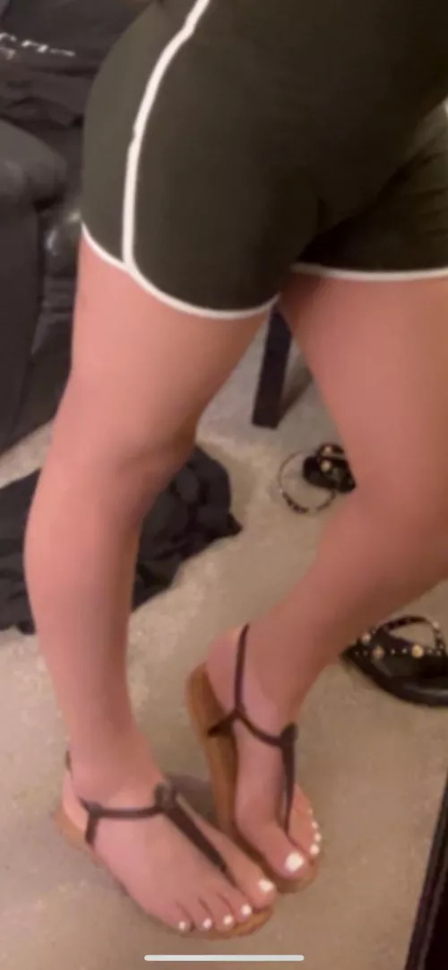 Show me how hard your dick is looking at my feet 😋 