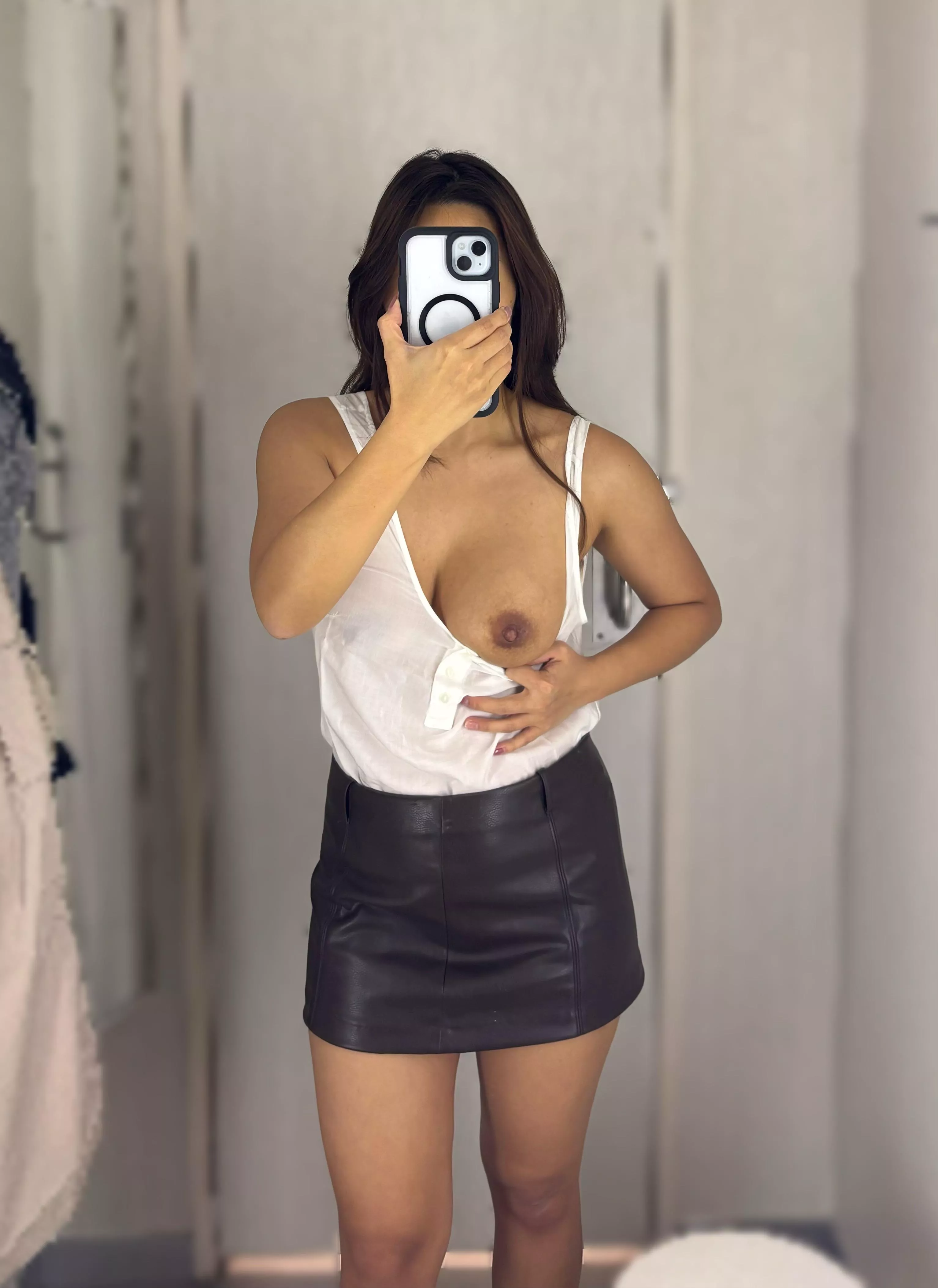 Short leather skirt, long-lasting fantasy.