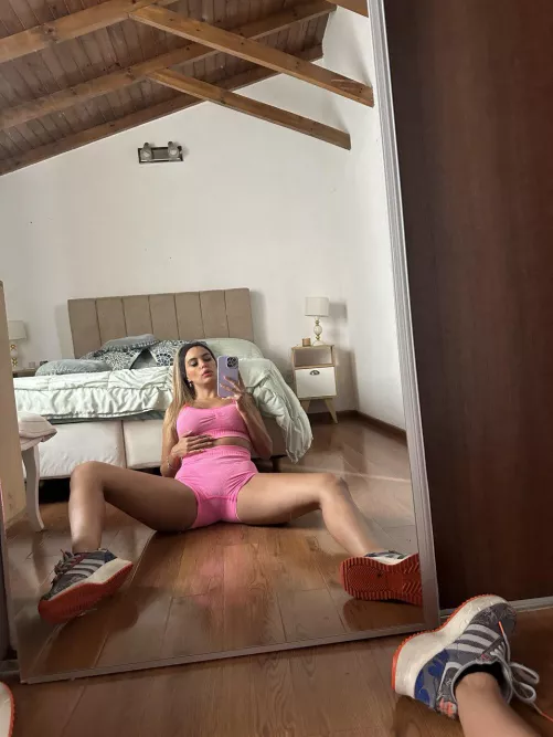 Please lick my feet!
